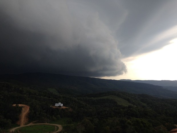 Por volta das 18h, instabilidade se aproximava de Rancho Queimado, na Grande Florianópolis (Foto: RBS TV)