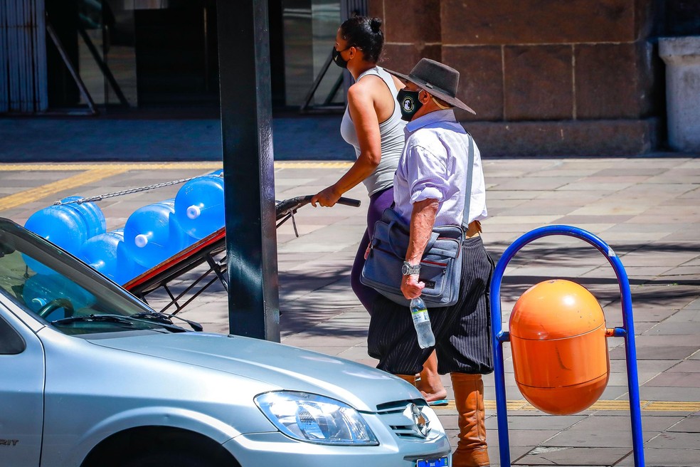 Chimarrão ou água gelada? Especialista comenta consumo de bebidas durante onda de calor no RS — Foto: Alex Rocha/PMPA