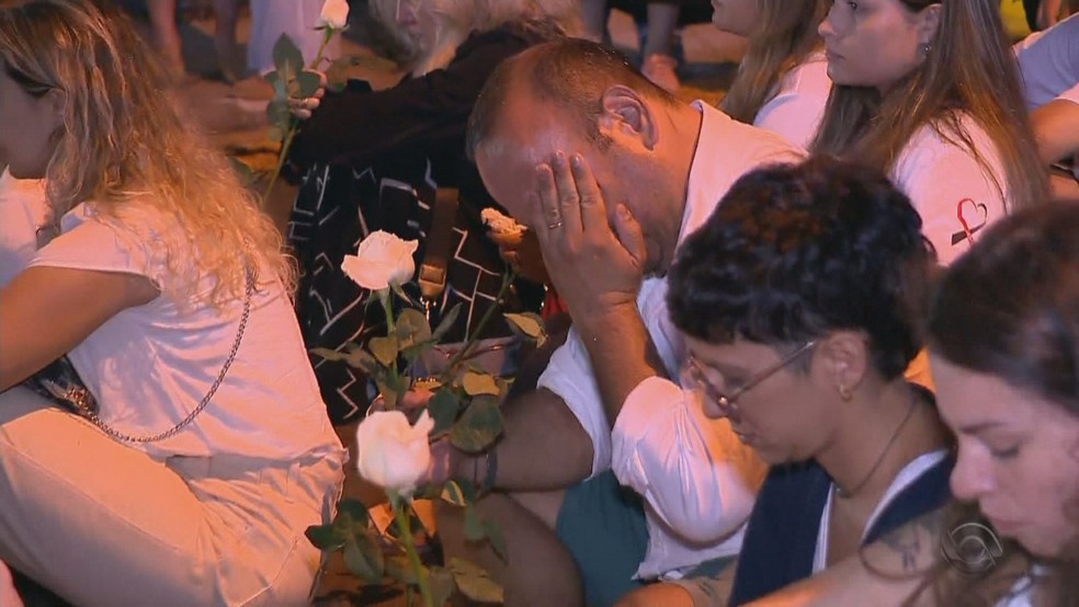 Familiares emocionados durante homenagens às vítimas da boate Kiss em Santa Maria — Foto: Reprodução/RBS TV