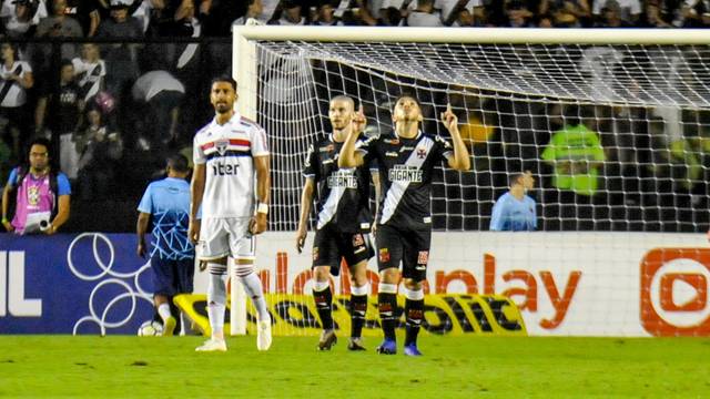 Andrey comemora o gol marcado no primeiro tempo