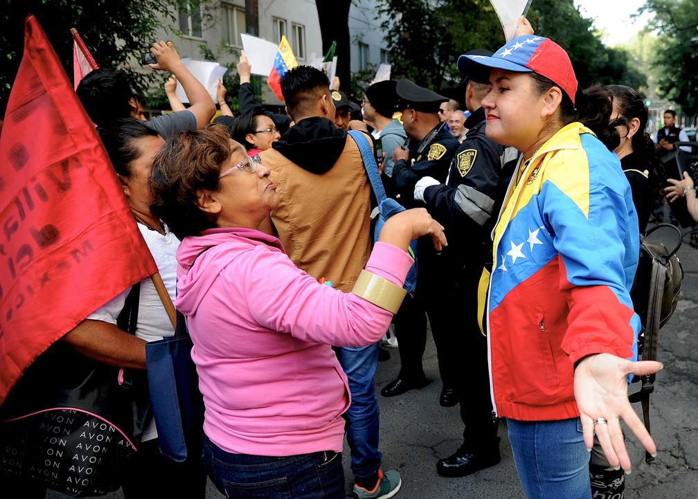 Na Cidade do México, apoiadora de Maduro discute com manifestante que protesta contra a Assembleia Constituinte na Venezuela (Foto: Bernardo Montoya / AFP)