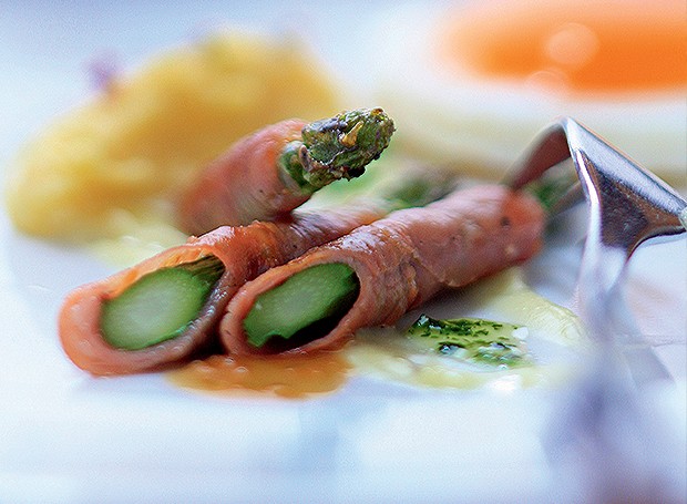 Aspargos com presunto cru, polenta, ovo caipira e queijo fontina (Foto:  )