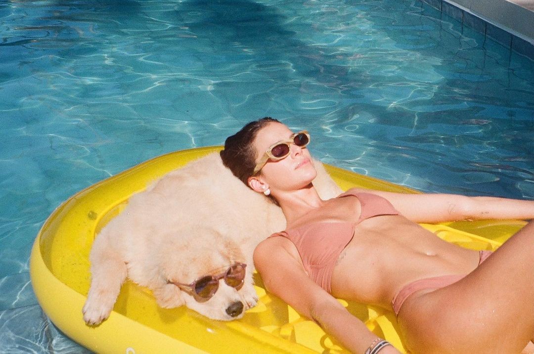 Bruna Marquezine e sua cachorrinha (Foto: Reprodução Instagram)
