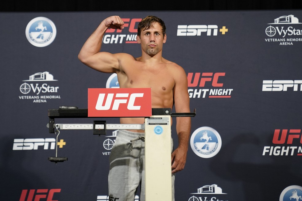 Urijah Faber apareceu de surpresa na pesagem UFC: Overeem x Harris como substituto no peso-leve — Foto: Getty Images