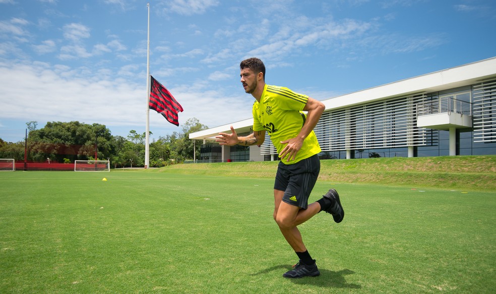 Gustavo Henrique já foi apresentado e treina com o elenco do Flamengo — Foto: Alexandre Vidal / Flamengo