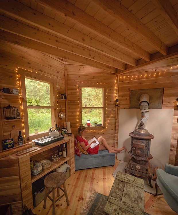 A lareira aquece o ambiente interior, que é integrado por uma pequena cozinha e uma sala de estar (Foto: Instagram/ Reprodução)