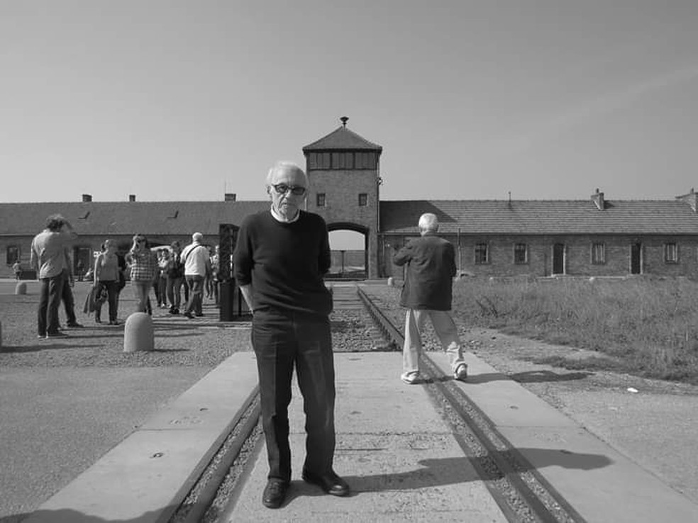 Andor Stern em visita ao campo de concentração de Auschwitz, na Polônia — Foto: Arquivo pessoal