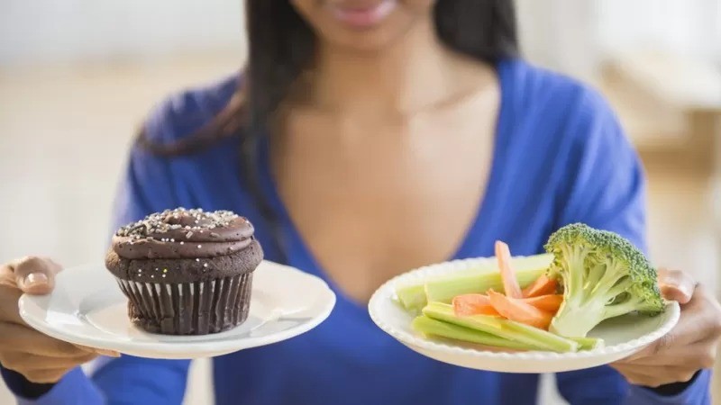 Vários fatores pesam na hora de escolher o que comer (Foto: JGI/Jamie Grill via BBC News Brasil)