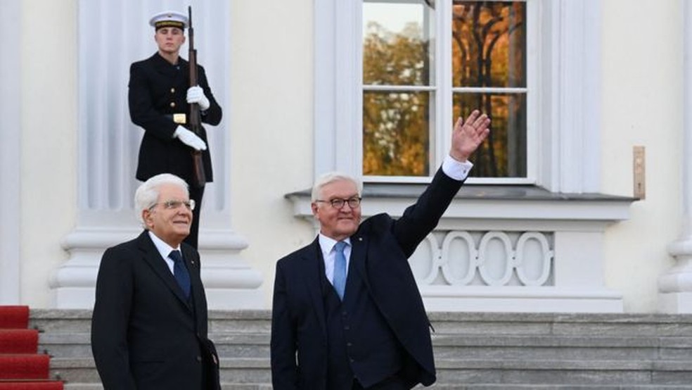 O presidente alemão Frank-Walter Steinmeier e o presidente italiano Sergio Mattarella comparecerão ao funeral.  — Foto: Reuters via BBC