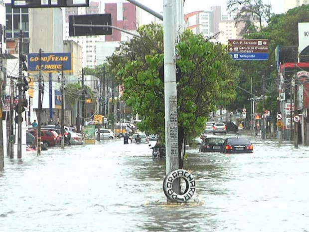 Chuva causa alagamentos em Fortaleza (Foto: Reprodução/ TV Verdes Mares)