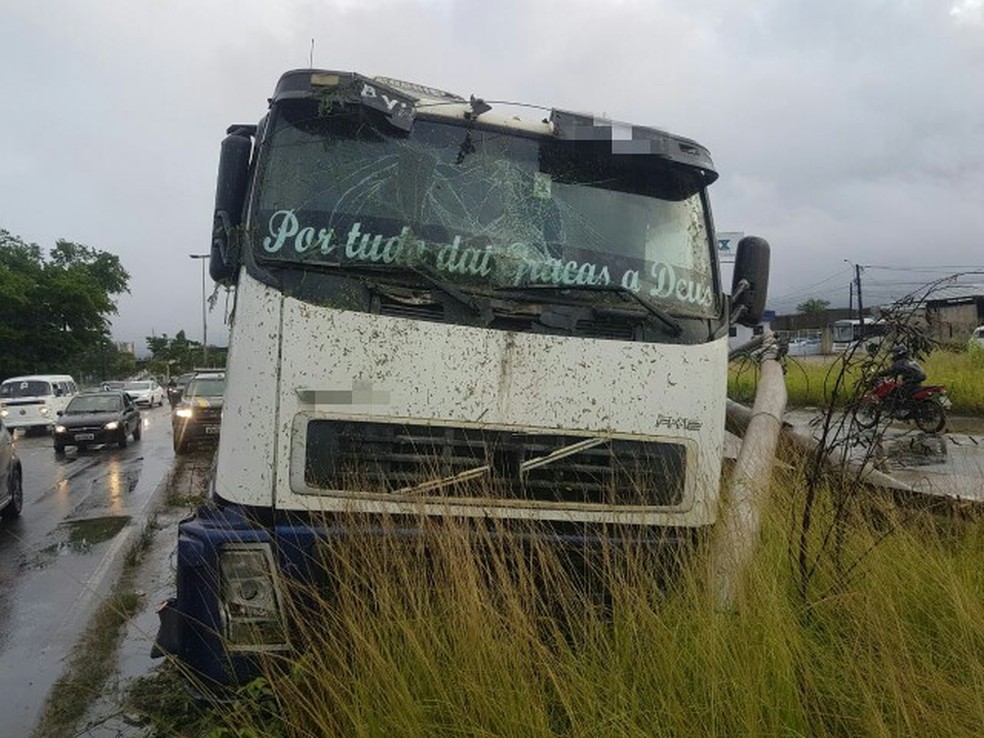 CaminhÃ£o caiu no canteiro central da BR-101 apÃ³s bater em poste no Recife (Foto: PRF/DivulgaÃ§Ã£o)