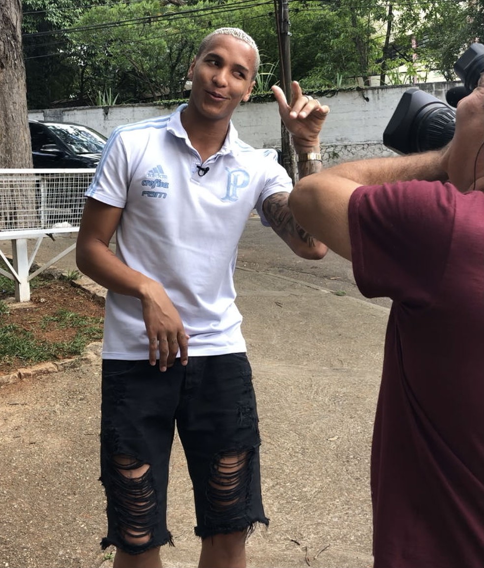 Deyverson, do Palmeiras, mostra seu estilo e desenvoltura em entrevista ao Globo Esporte SP â€” Foto: Carol Andrade