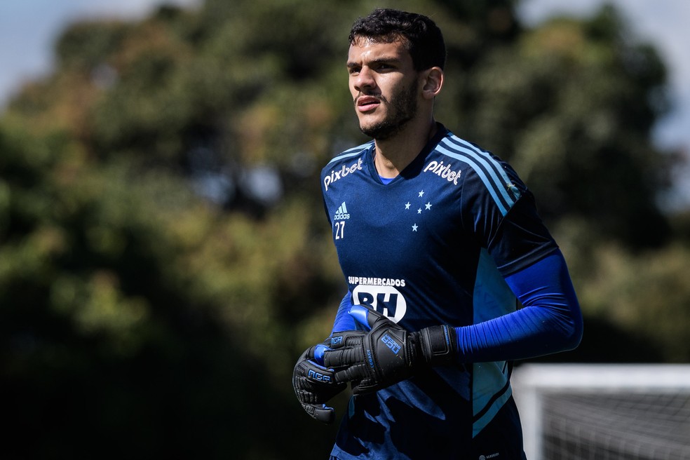 Gabriel Mesquita se reapresenta ao Cruzeiro e é integrado ao elenco de Pepa