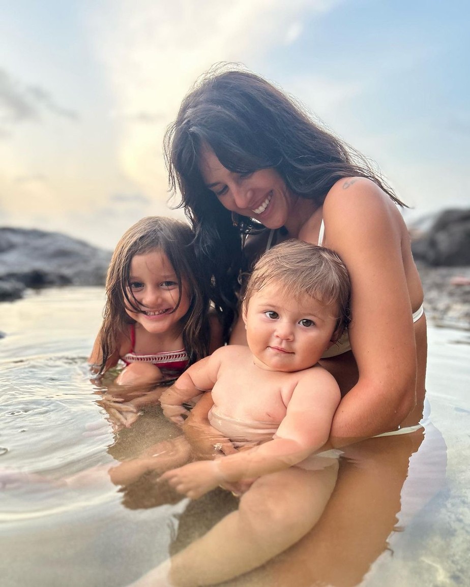 Yanna Lavigne curte companhia das filhas em banho de mar em Noronha