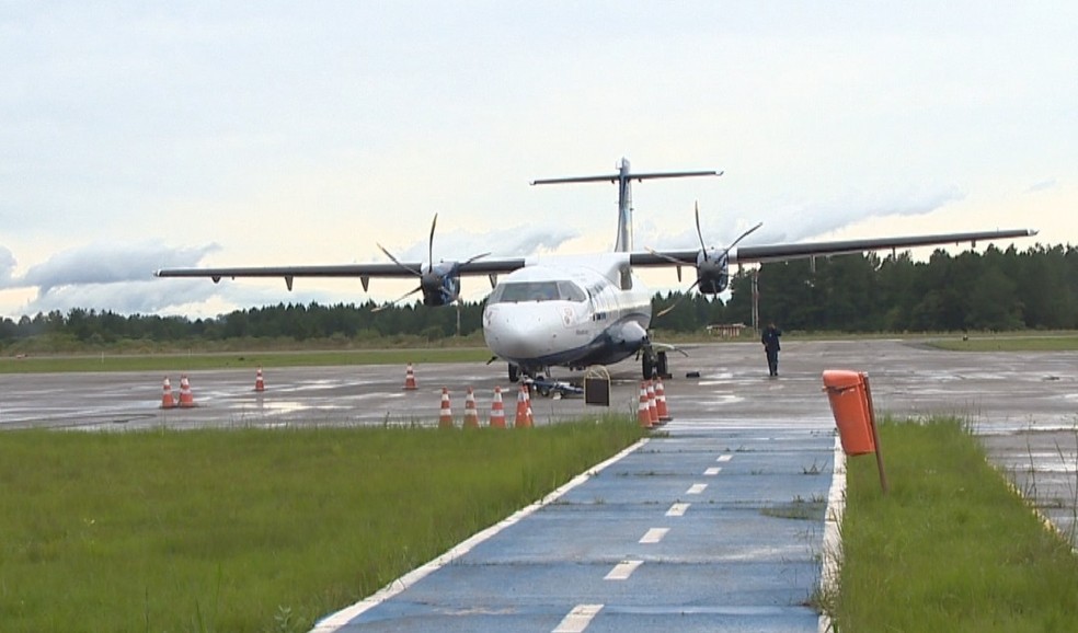 Avião da Azul foi arrastado com força do vento em aeroporto de Santa Maria (Foto: Reprodução/RBS TV)