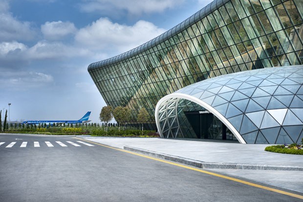 Interiores do Aeroporto Internacional Heydar Aliyev em Baku, Azerbaijão (Foto: Kerem Sanliman / Divulgação)