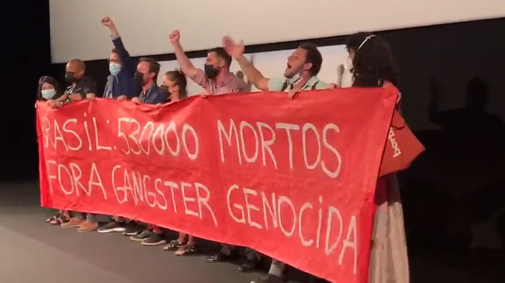Faixa protesta contra as mortes no Brasil por causa da pandemia após exibição de 'Marinheiro das montanhas', de Karim Aïnouz, no Festival de Cannes — Foto: Divulgação
