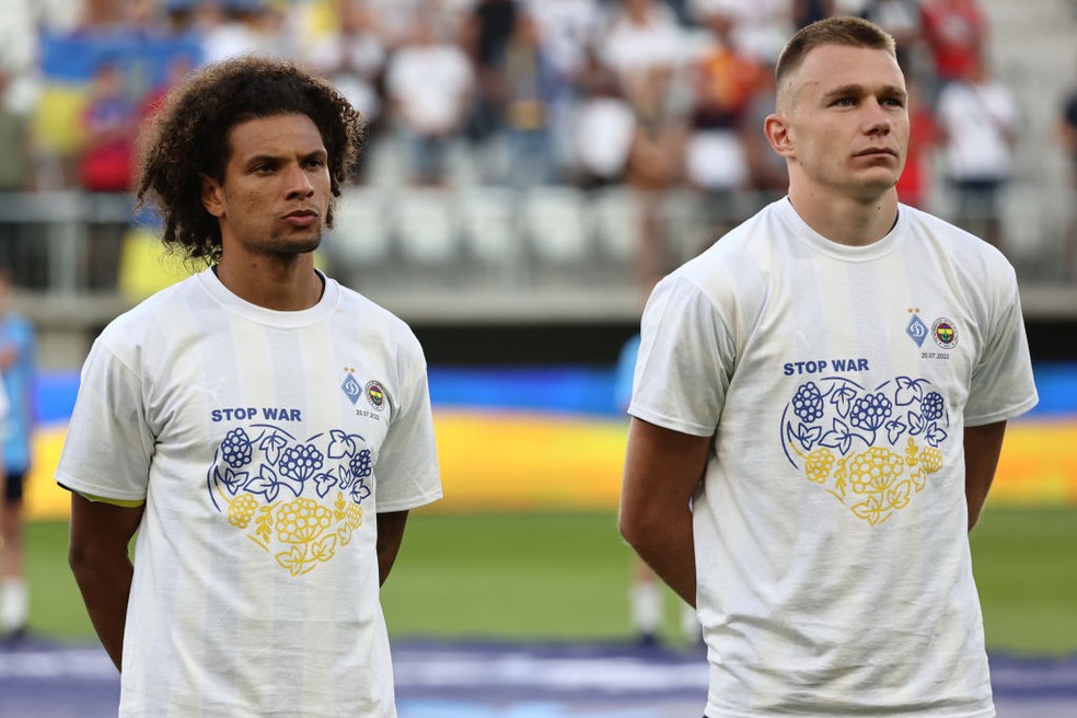 Willian Arão e Attila Szalai com uma mensagem de paz antes do jogo do Fenerbahçe contra o Dínamo de Kiev — Foto: Jakub Porzycki / Getty Images