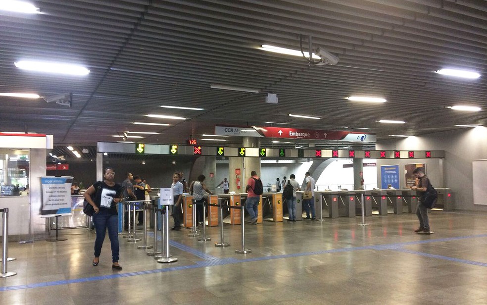 Metrô funciona até a madrugada para atender ao público que deixar a Arena Fonte Nova — Foto: Juliana Almirante/G1
