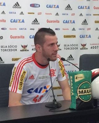 Paulo Victor festeja resultados a favor do Flamengo e seca Santos pelo G-4
