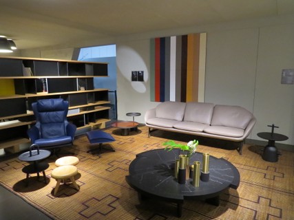 O sofá Vico, um dos maiores sucessos da Cassina, aparece ambientado junto a estante Nuage, a poltrona Cab Lounge e a mesa de centro Rio