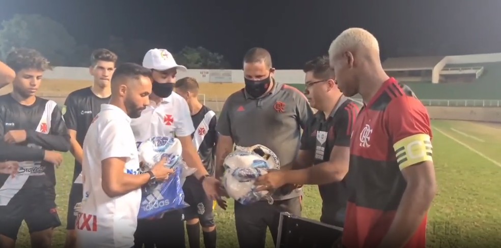 Flamengo doa equipamentos de treino ao Vasco-AC após jogo da Copa do Brasil Sub-17 — Foto: Reprodução/Instagram Flamengo