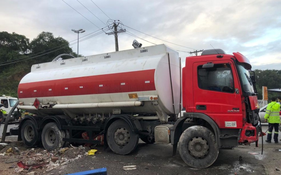 Motorista bateu caminh&atilde;o bateu em poste semaf&oacute;rico ao tentar fugir da pol&iacute;cia em Salvador &mdash; Foto: Divulga&ccedil;&atilde;o/PRF