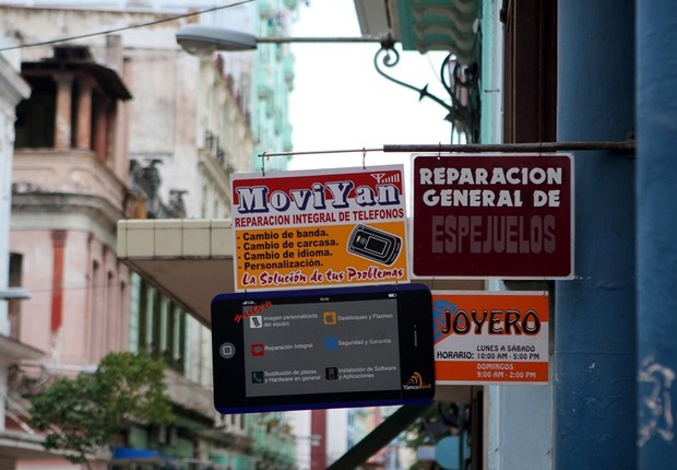 Cartazes anunciam pequenos negócios privados na capital cubana (Foto: Alejandro Ernesto/EFE)