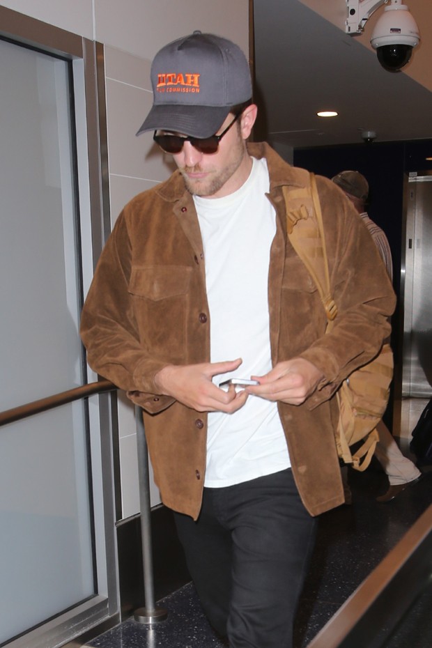 Pontos para a jaqueta de camurça de Robert Pattinson (Foto: AKM-GSI)
