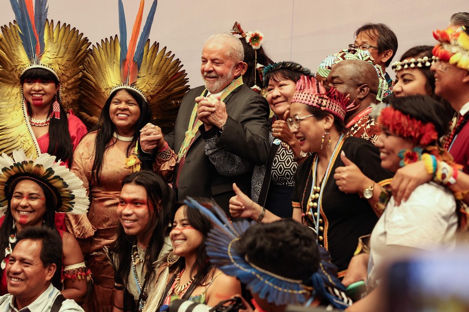 Lula na reunião com representantes de povos indígenas de todo o mundo, na COP
