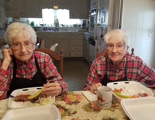 Gêmeas idênticas completam 100 anos e fazem sucesso nos EUA: Fizemos tudo juntas desde que nascemos, disseram (Foto: Reprodução/Daily Mail)