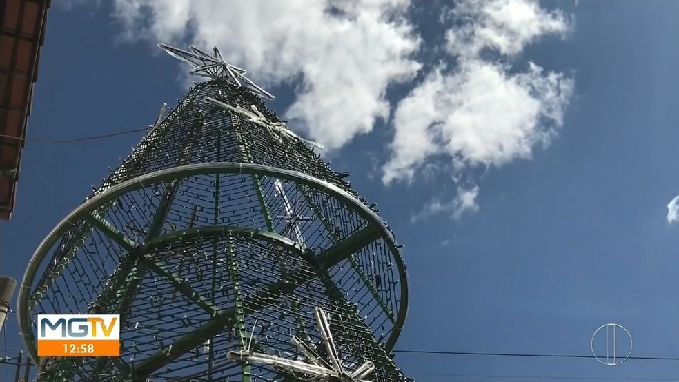Árvore de Natal montada em Governador Valadares tem seis metros de altura — Foto: Reprodução/Inter TV dos Vales