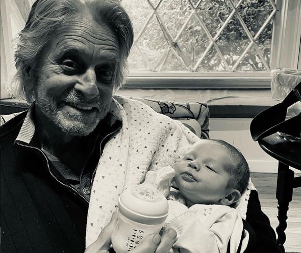 Michael Douglas com seu neto, Ryder (Foto: Reprodução / Instagram)