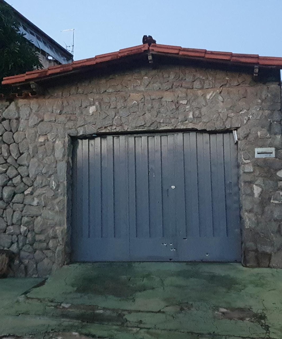 Vítima foi morta no portão de casa — Foto: Camila Falabela/TV Globo