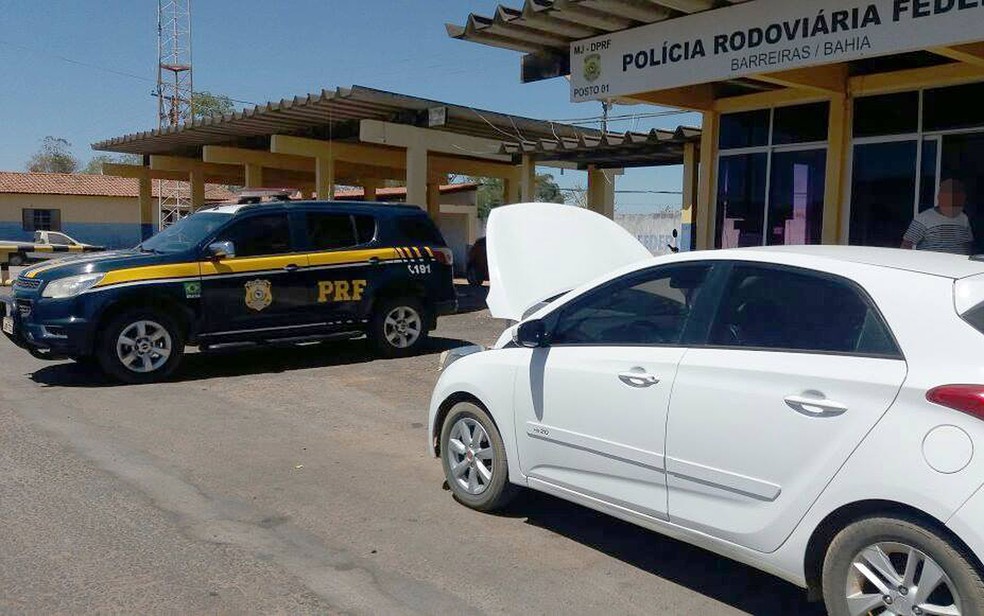 Homem foi flagrado com carro roubado e alegou ter comprado veículo em site de classificados (Foto: PRF/ Divulgação)