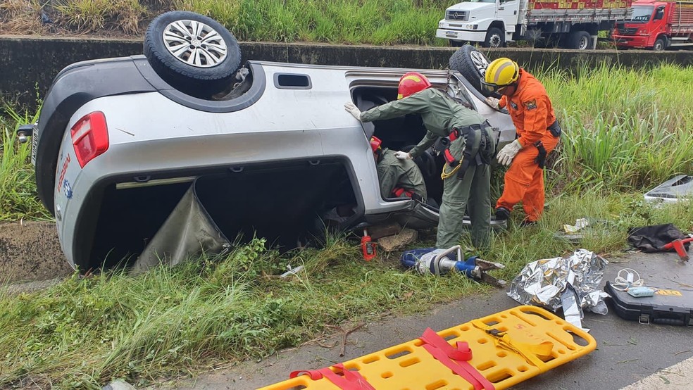 Bombeiros precisaram retirar a porta do carro para resgatar a vítima — Foto: Samu