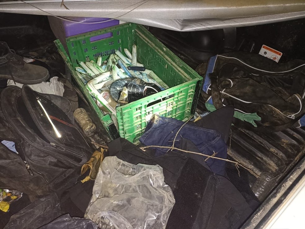 Veículos usados por criminosos que atacaram banco de Ipu foram abandonados com dezenas de dinamites, detonadores e outros objetos. — Foto: Arquivo pessoal