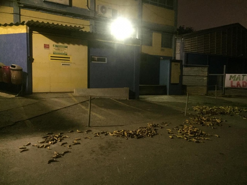 Bananas foram deixadas na porta da empresa de Mauricio Galiotte, presidente do Palmeiras — Foto: Divulgação