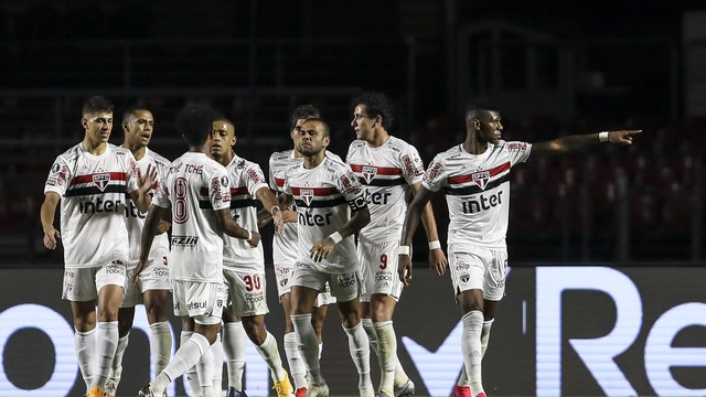 Jogadores do São Paulo comemoram gol de Arboleda contra o Binacional