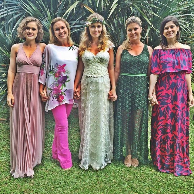 A noiva entre as amigas ex-paquitas Gisele Delaia, Andrezza Cruz, Bárbara Borges e Vanessa Amaral (Foto: Reprodução/Instagram)