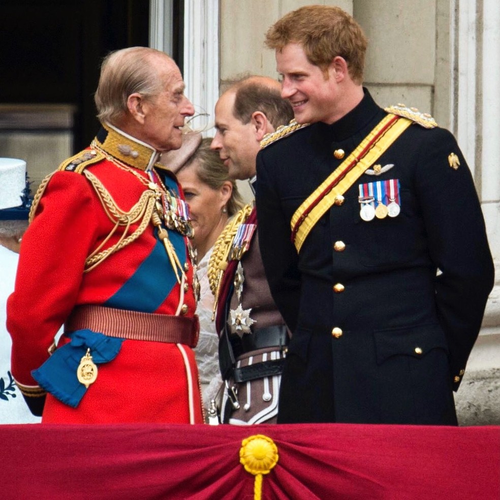 Príncipe Philip conversa com o neto príncipe Harry em foto sem data — Foto: Família Real/Arquivo Pessoal