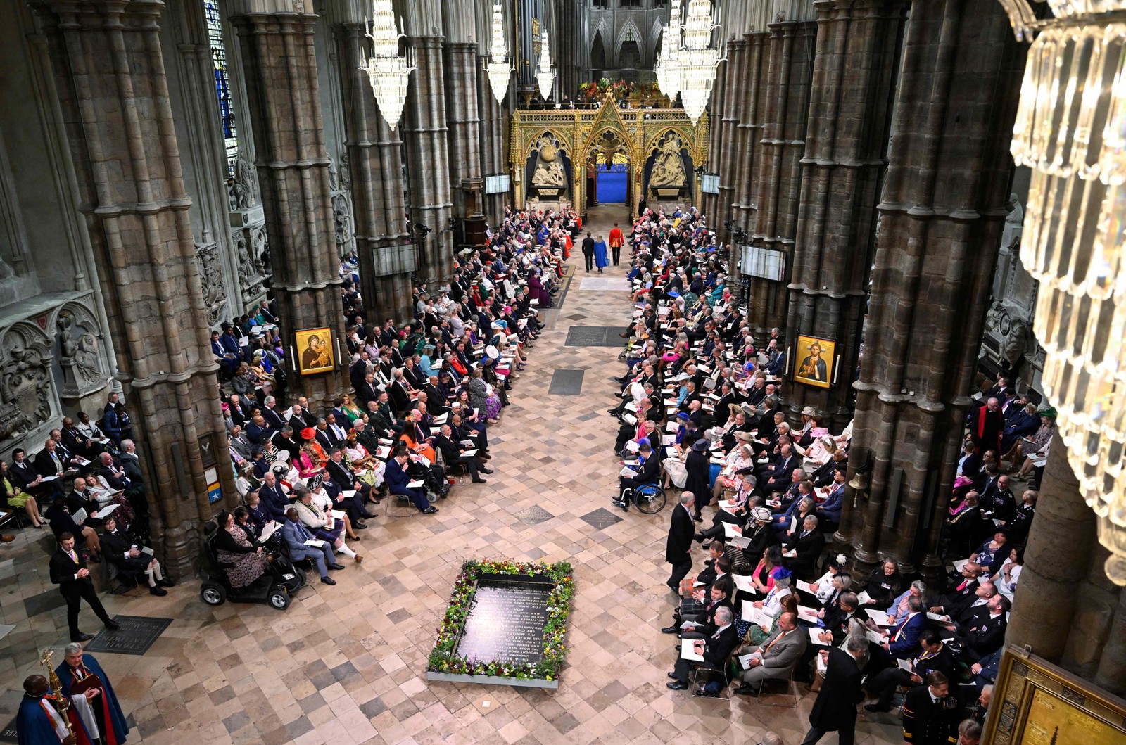 Vista interna da Abadia de Westminster, pouco antes das coroações do rei Charles III e da rainha Camilla — Foto: Gareth Cattermole / POOL / AFP