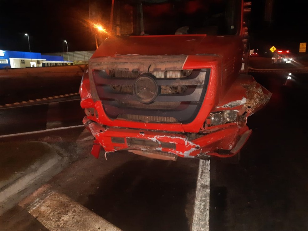 Veículo foi atingido por caminhão no KM-621 — Foto: Polícia Militar/Divulgação