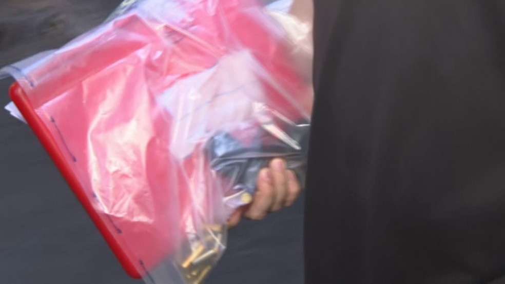 Perícia recolheu a arma utilizada no crime e os cartuchos deflagrados  — Foto: Reprodução/TV Globo