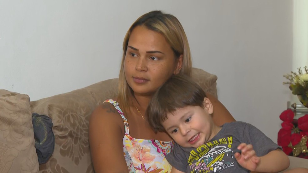 Jailma conta que Samuel, de dois anos, entrou na máquina de pegar bichos de pelúcia do shopping — Foto: Reprodução/ TV Globo