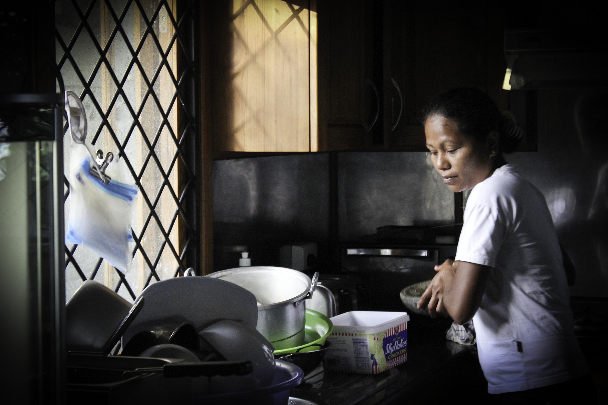 Mulher lavando a louça (Foto: UN Women Asia and the Pacific/Flickr)