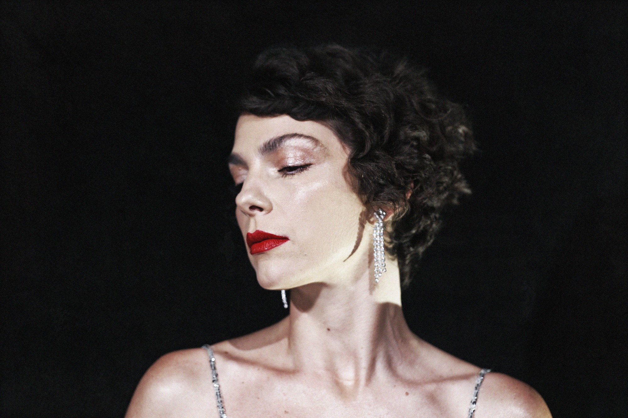 Bárbara Eugênia volta à canção popular romântica e regrava hit de Márcio Greyck com produção de Zeca Baleiro