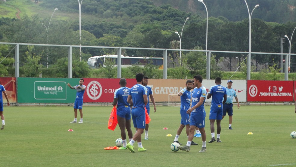 Cruzeiro treinou no CT do Internacional, nesta quarta, em Porto Alegre — Foto: Gabriel Duarte