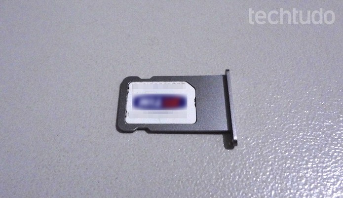 Posicione o chip na bandeja do iPhone (Foto: Helito Bijora/TechTudo)