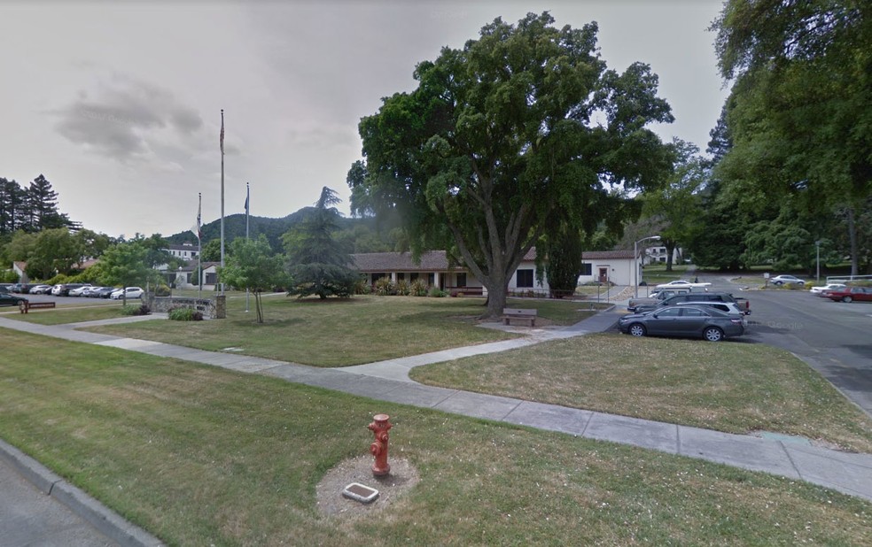 Imagem mostra área interna do complexo de casas do Veterans Home of California, em Yountville (Foto: Reprodução/ Google Street View)